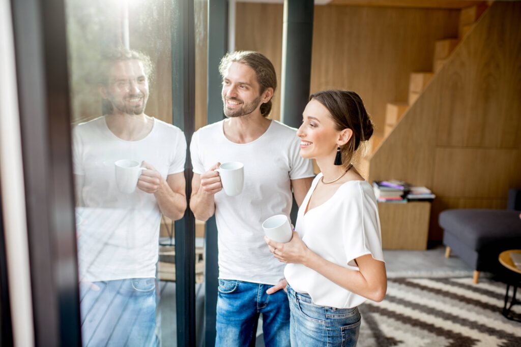 Mann und Frau vor einem Fenster