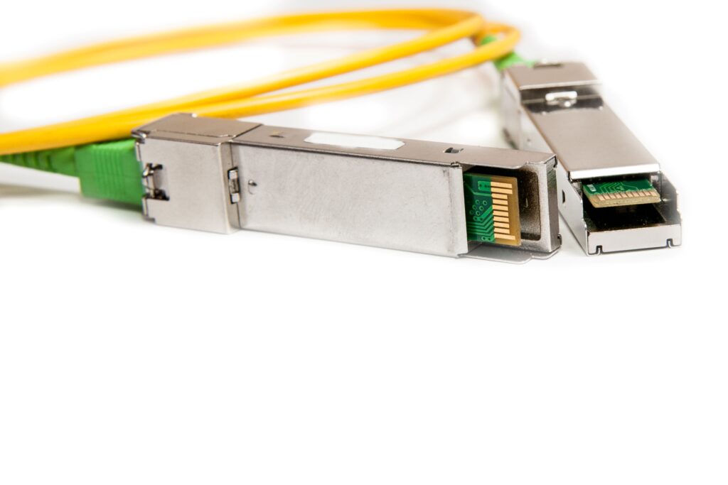 Zwei SFP-Module mit angeschlossenen grünen Kabeln