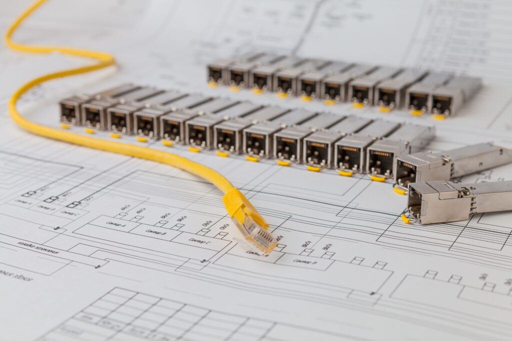 Mehrere SFP-Module und ein Kabel auf einem Netzwerkplan