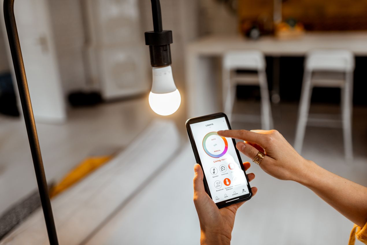 LED e27 Lampe wird mit Smartphone-App gesteuert für individuelle Farbtemperatur im Wohnraum