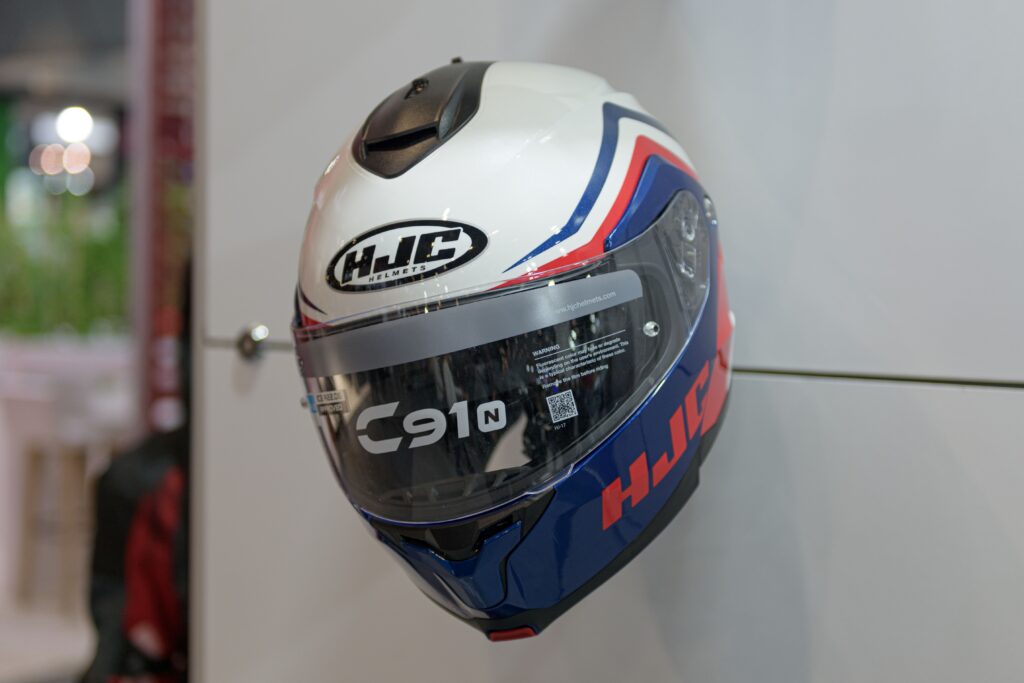 HJC Helm C91N an Ausstellungswand
