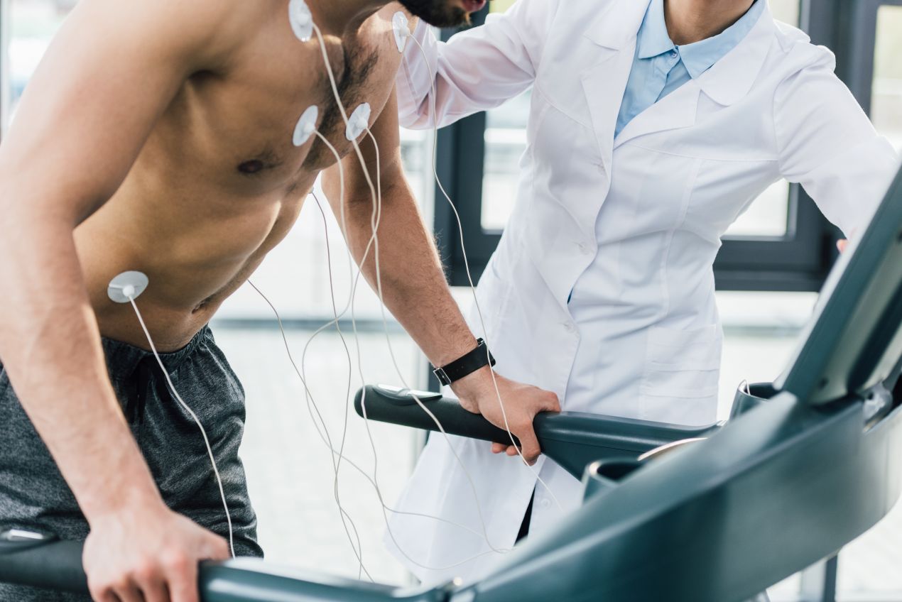 Sportmedizinische Diagnostik mit Belastungstest auf Laufband – typische Anwendung im Alltag von Sportmediziner Koeln zur Trainingssteuerung