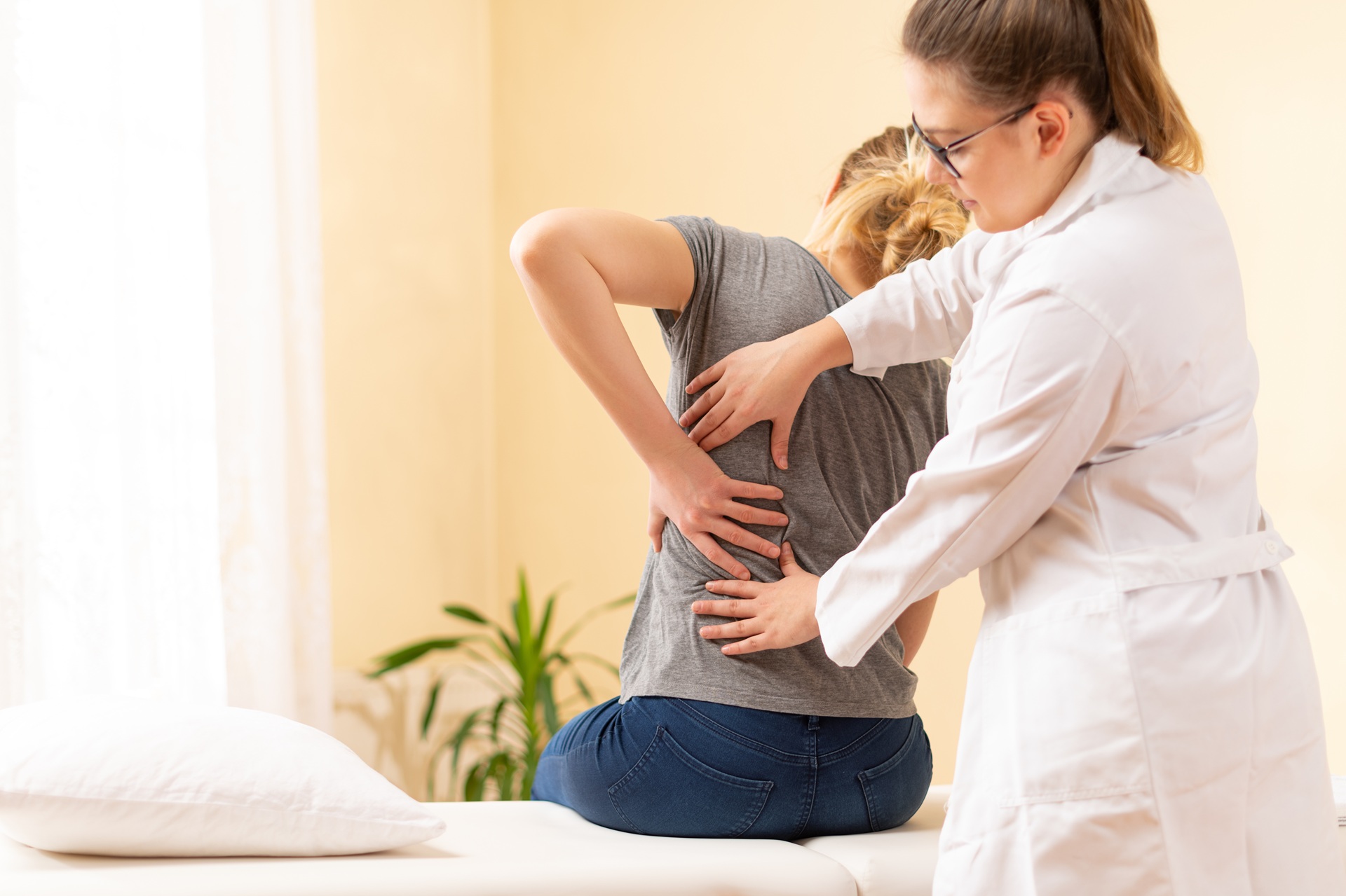 Therapeut behandelt Rücken | Chiropraxis Berlin