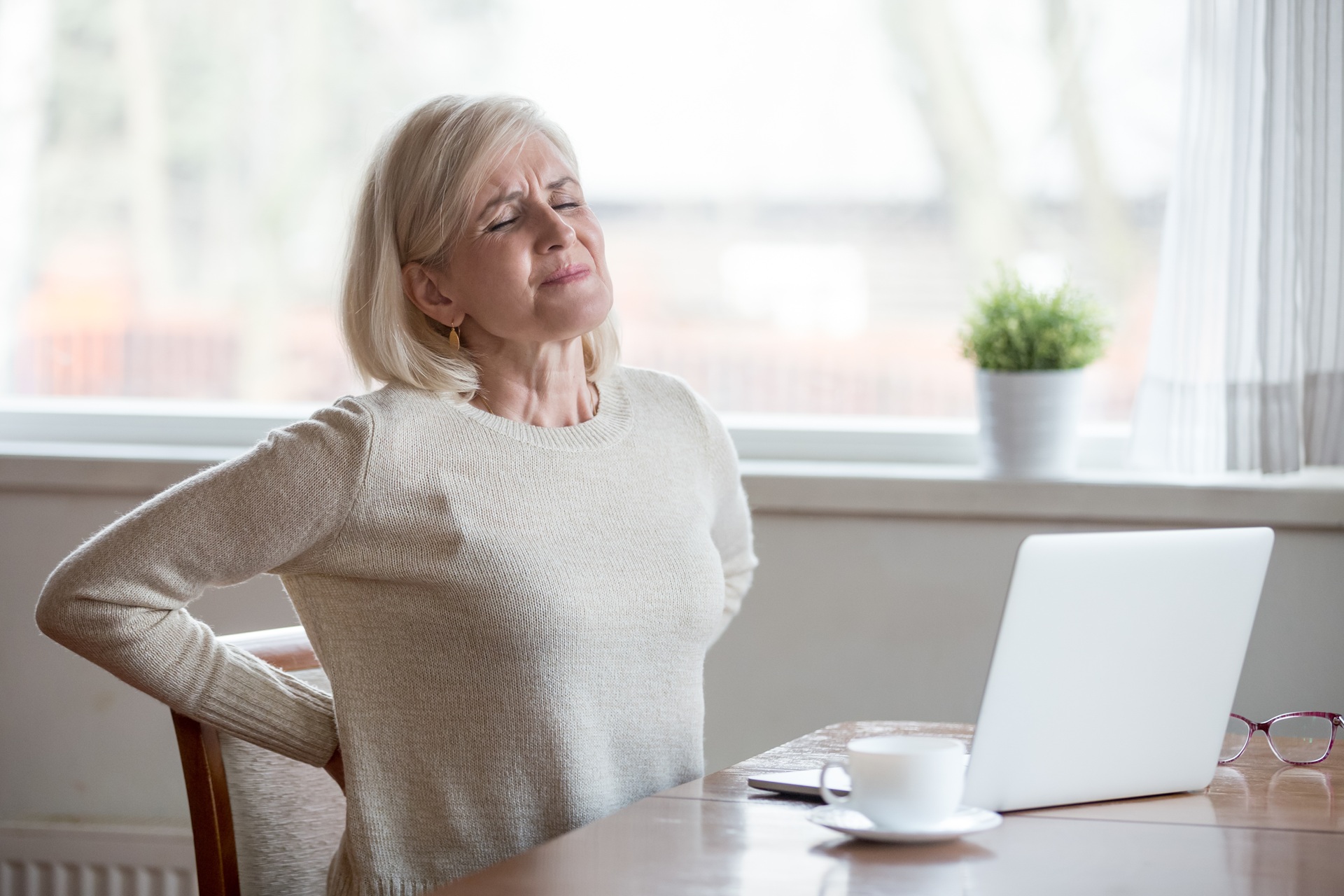 Seniorin mit Rückenschmerzen | Chiropraxis Berlin